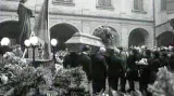 Lidé na pohřbu Jana Palacha