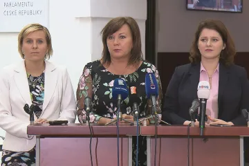 Vláda našla peníze na platy v sociálních službách. Složí se na ně ministerstva práce a financí