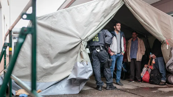 Rychlejší cesta k azylu, tvrdší odmítnutí ekonomických migrantů