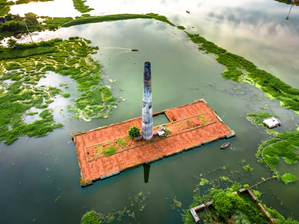 Cihláři z bangladéšského Savaru zachraňují během záplav nevypálené cihly, které by se ve vodě rychle rozpadly