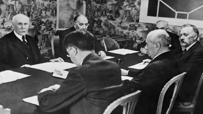 Pétain (vlevo) a jeho kabinet ve Vichy