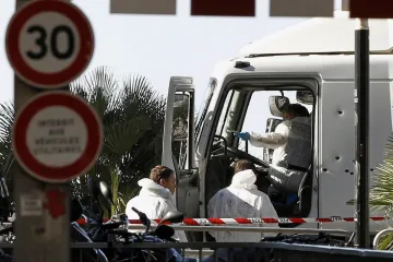 Smrt přejetím. IS přijde s novou taktikou, varoval šéf francouzských zpravodajců