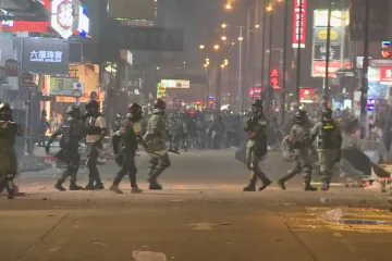 Slzný plyn v Hongkongu a rakety v Izraeli. Zahraniční zpravodajové hrozbám čelí i v přímém přenosu