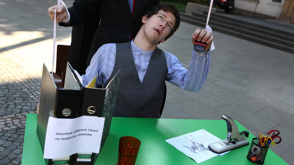 Loajální úředník jako loutka v rukou politiků a kmotrů