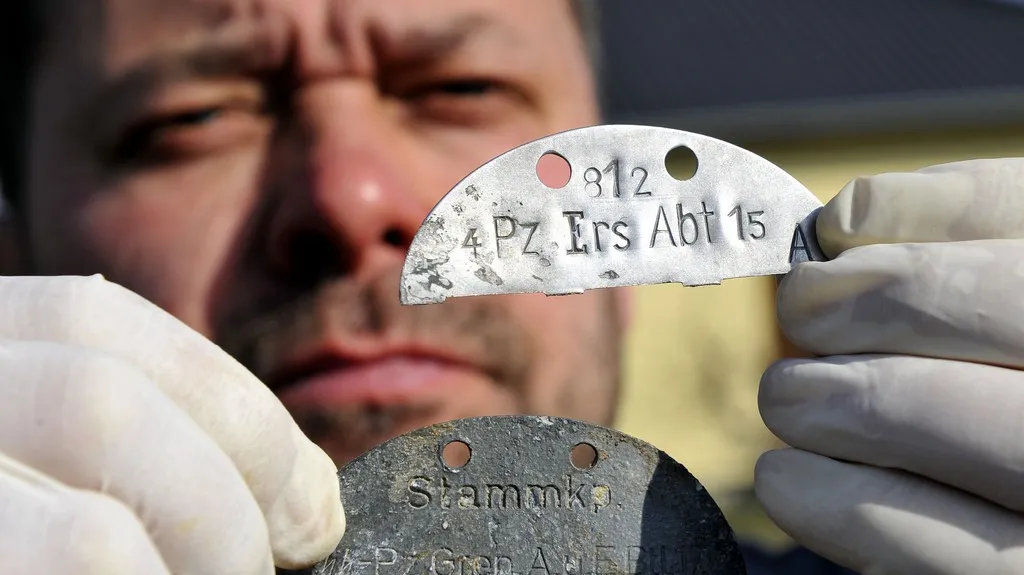 Historik Vlastimil Schildberger ukazuje Knispelovu známku