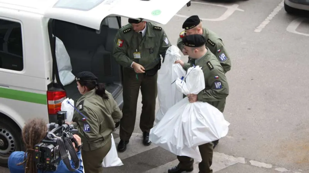 Policisté vykládají zabavené věci