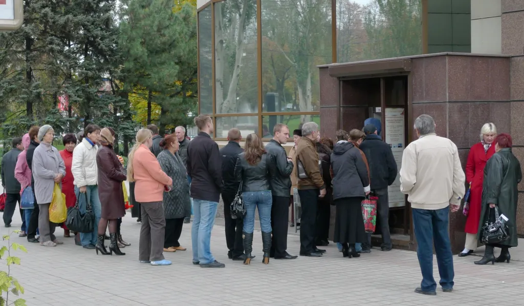 Fronta u bankomatu banky Prominvestbank v Doněcku na Ukrajině koncem října 2008. Stát převzal vedení společnosti Prominvestbank, aby uchránil bankovní sektor před celosvětovou finanční krizí