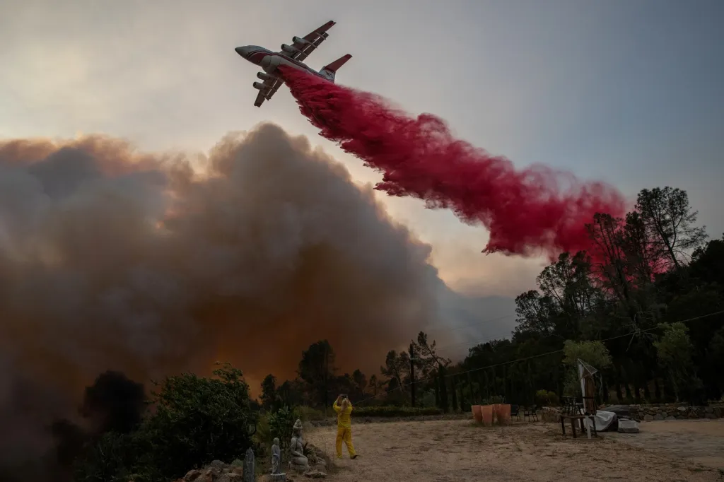 Kalifornii v roce 2020 sužovala dlouhá série požárů. Na fotografii v Deer Parku odhazuje letadlo červený prach, který zpomaluje nebo zastavuje hoření