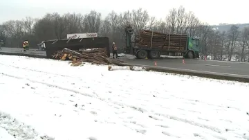 Nehoda auta a kamionu ve Zlíně-Přítlukách