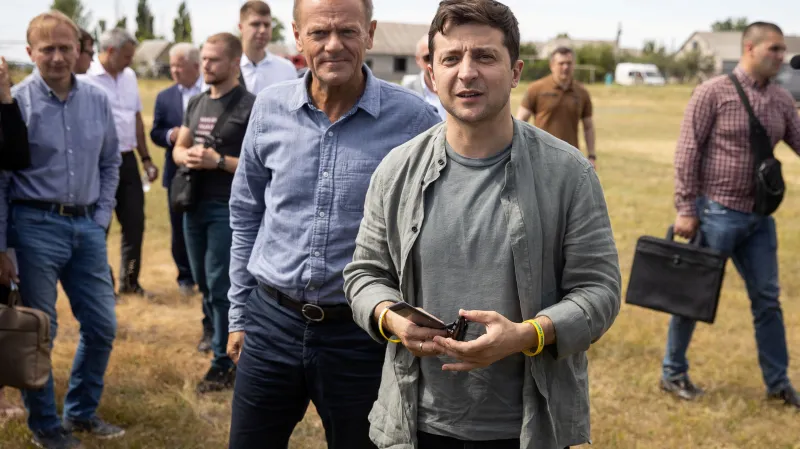 Volodymyr Zelenskyj s Donaldem Tuskem u fronty v Luhanské oblasti