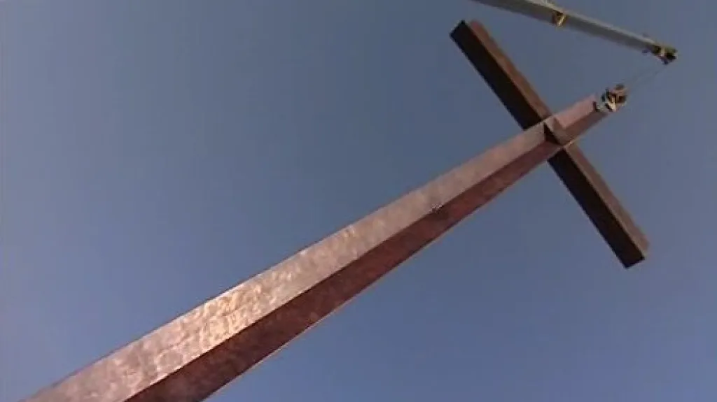 Kříž, který \"zbyl\" po papežské návštěvě v Brně