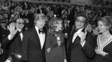 Herec Robert Redford a režisér Sydney Pollack s manželkami při příjezdu na mezinárodní filmový festival v Cannes v roce 1972