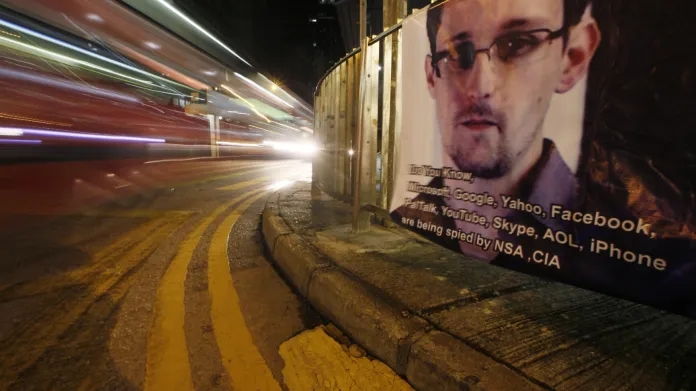 Plakát na podporu Edwarda Snowdena