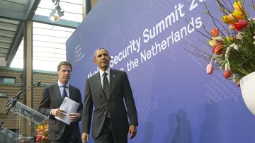 Barack Obama a Mark Rutte na brífinku v Haagu