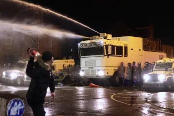 Policie hasila střety v západním Belfastu vodním dělem. Politici vyzvali davy ke klidu