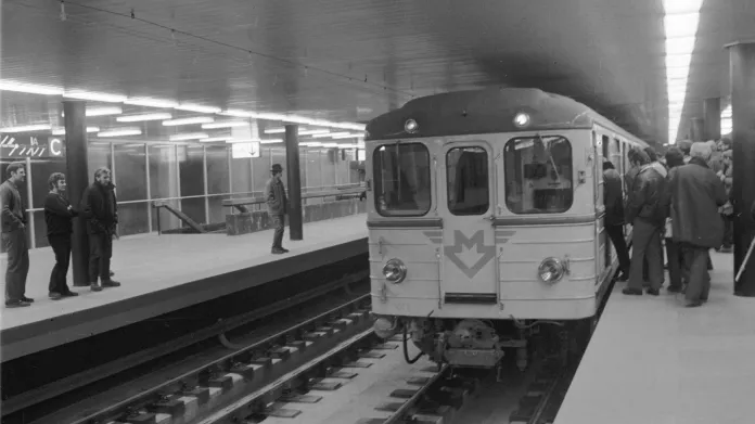 Od konce roku 1973 probíhaly v již dokončeném metru zkušební jízdy. Zde třívozová souprava Ečs ve stanici Gottwaldova