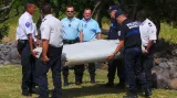 Experti zkoumají trosky letadla na Réunionu