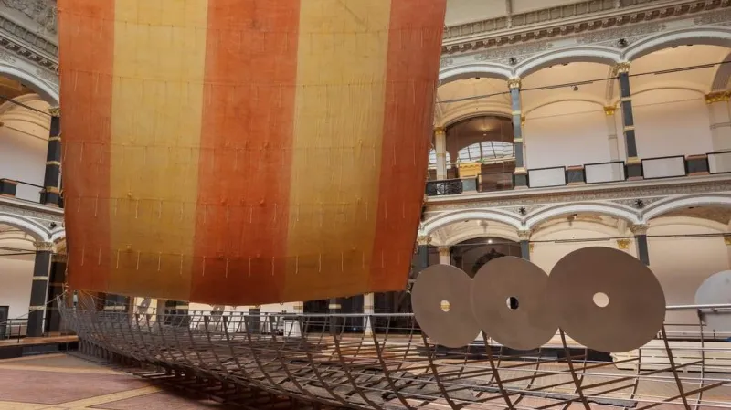 Model vikingské lodi se zachovalými spodními trámy