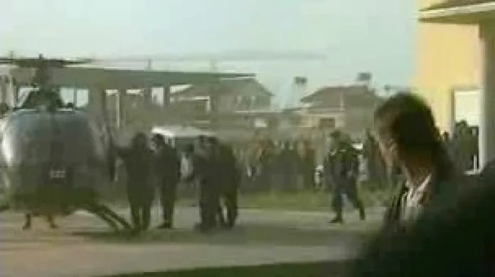 Převoz zraněných Albánců po výbuchu muničního skladu nedaleko albánské metropole