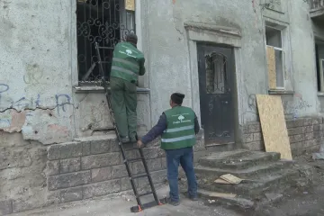 Dobrovolníci v Chersonu převážejí obyvatele či opravují poničené domy