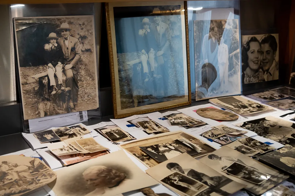Předměty slavného šéfa amerického podsvětí počátku 20. století, známého pod jménem Al Capone, budou součásti aukce, která se uskuteční 8.října 2021 ve Witherellově aukční síni v Sacramentu