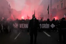 Pochod nezávislosti Varšavou přinesl střety radikální pravice s těžkooděnci