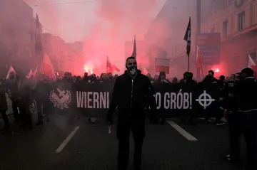 Pochod nezávislosti Varšavou přinesl střety radikální pravice s těžkooděnci