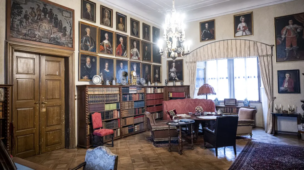 Mobiliář v interiéru zámku Hrubý Rohozec