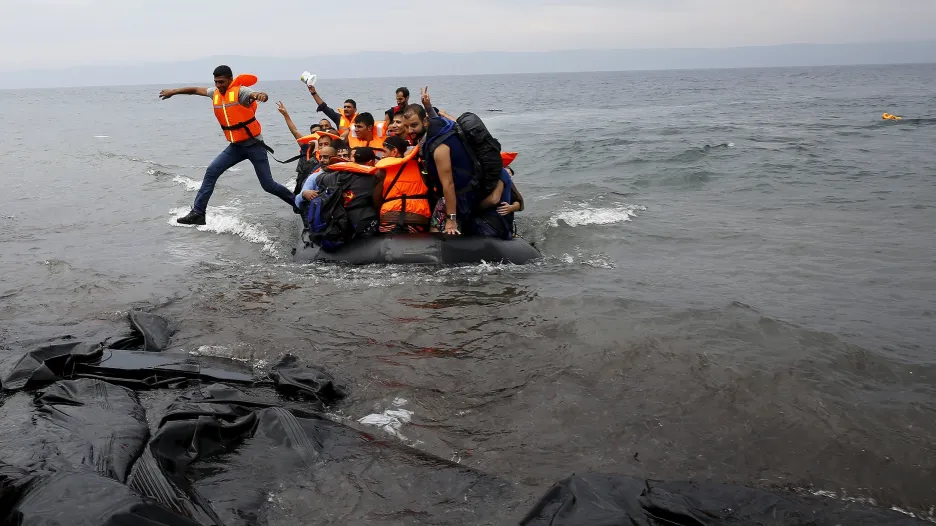 Syrští uprchlíci přistávají u řeckého ostrova Lesbos