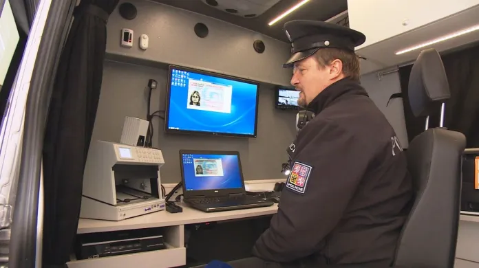Policistům pomáhá odhalit falešné doklady i speciální auto s tzv. komparátorem
