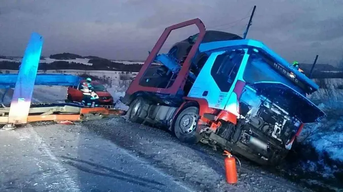 Nehoda na silnici I/6 u odbočky na Žlutice na Karlovarsku