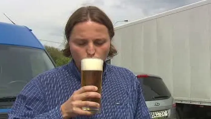 Řidič popíjí pivo