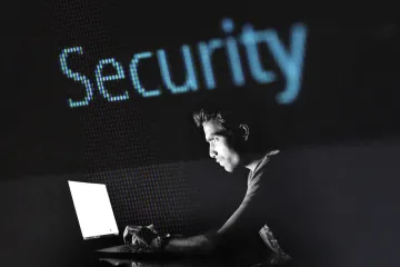 De facto: AI usnadňuje dešifrování komunikace i phishing