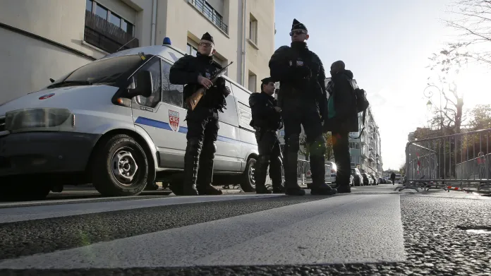 Policisté hlídkující v Paříži