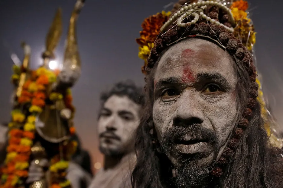 Hinduistický svatý muž Naga Sadhus po posvátné koupeli během festivalu Pitcher v indickém městě Iláhábád