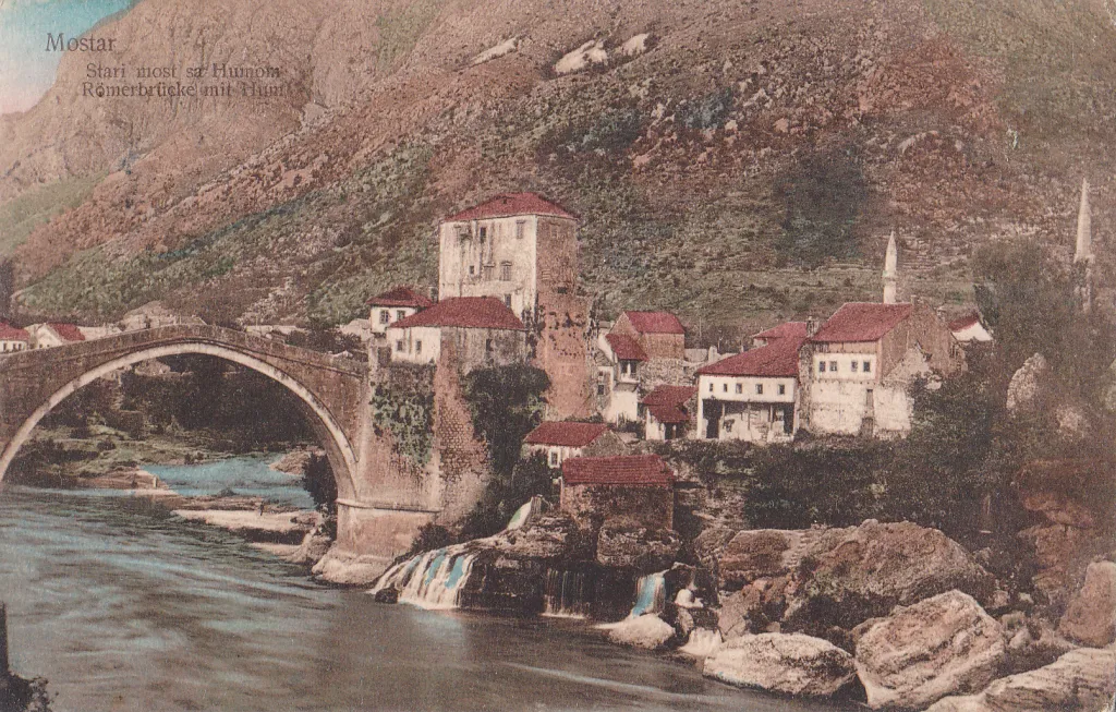 Pohlednice ukazuje Starý most v Mostaru. Patří do kolekce prvního muslimského nakladatelství v Mostaru z přelomu 19. a 20. století