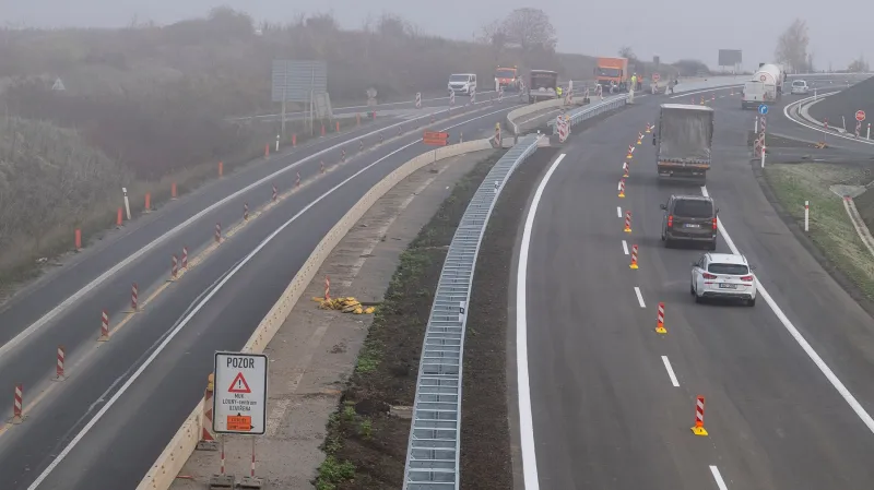 Na obchvatu Loun se již otevřel jeden jízdní pás dálnice. Druhý vzniká rekonstrukcí původní silnice I/7, hotovo bude v roce 2023.