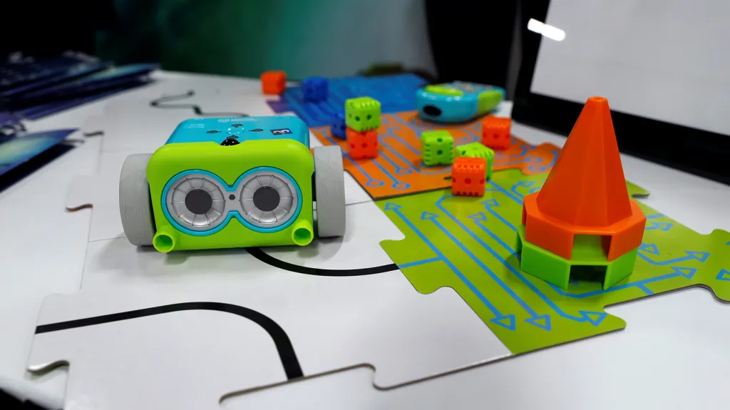 Vzdělávací zařízení Botley Coding Robot společnosti Learning Resources je schopen naučit základy kódování pětileté dítě.