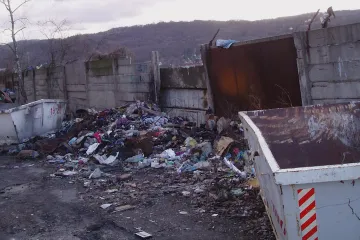 Odpadky se tam vrší znovu a znovu. Ústí nad Labem už vnitroblok čistit odmítá