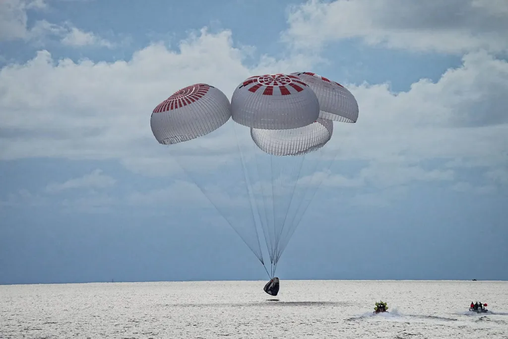 Mise SpaceX Inspiration4 dopadla úspěšně. Na fotografii je přistání kosmonautů v kapsli Crew Dragon SpaceX u pobřeží Kennedyho vesmírného střediska na Floridě