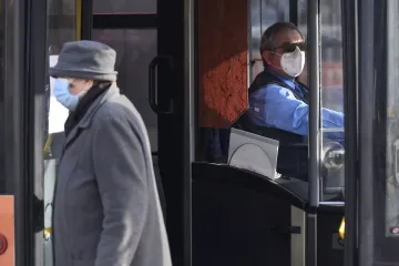 Od března bude povinná ochrana dýchacích cest venku v obci i v práci