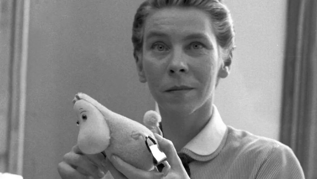 Tove Janssonová s mumínky na fotografii z roku 1956