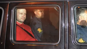 Anders Breivik na cestě k soudu