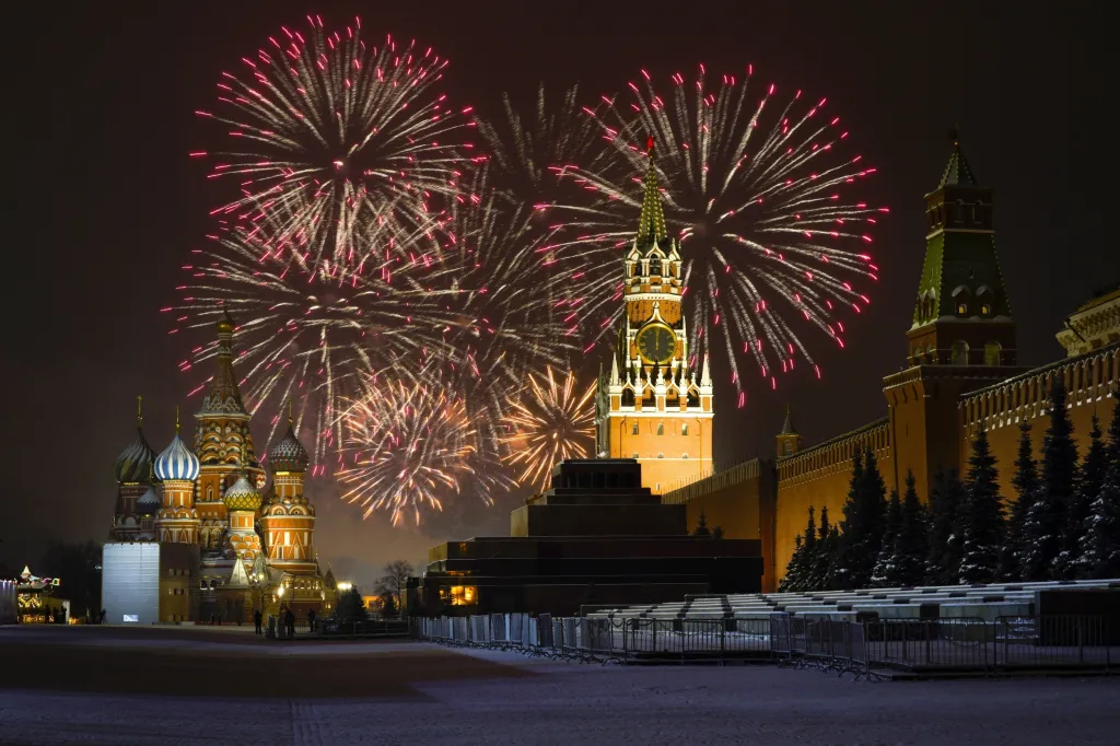 Ohňostroj nad Rudým náměstím v Moskvě