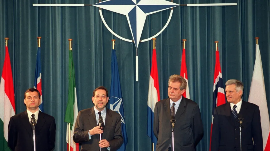 Premiéři Maďarska, Česka a Polska a generální tajemník NATO na konferenci k přijetí nových členů