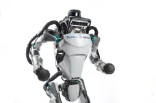 Robot Atlas už zvládá skoky i salta. Jeho pokrok za tři roky je úžasný, říkají experti