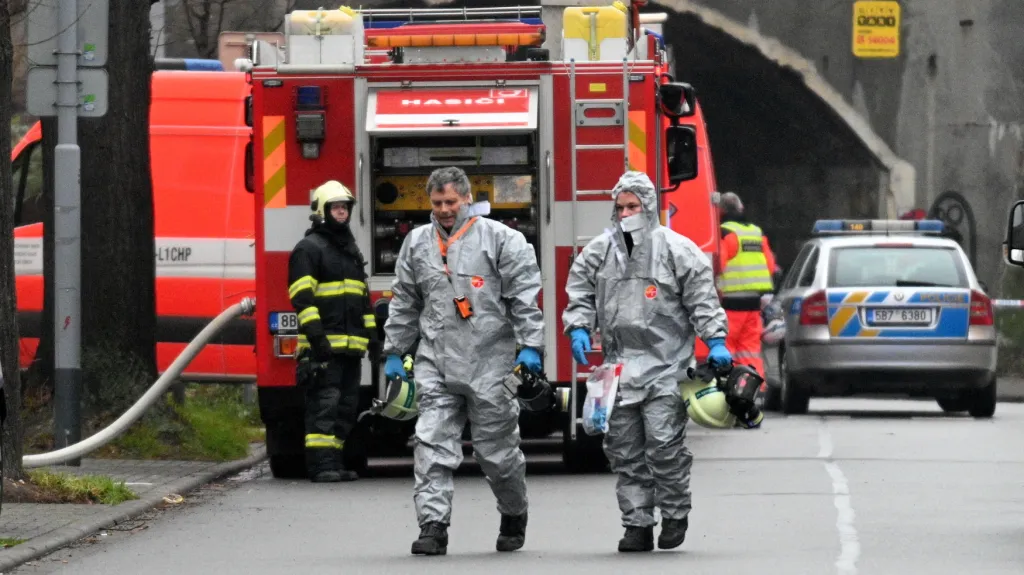 V pondělí našli policisté v Šámalově ulici mrtvého muže a velké množství chemikálií