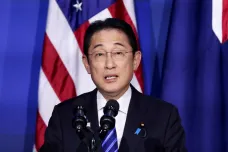 Si na summitu jednal s japonským premiérem, USA podepsaly s Filipínami jadernou dohodu