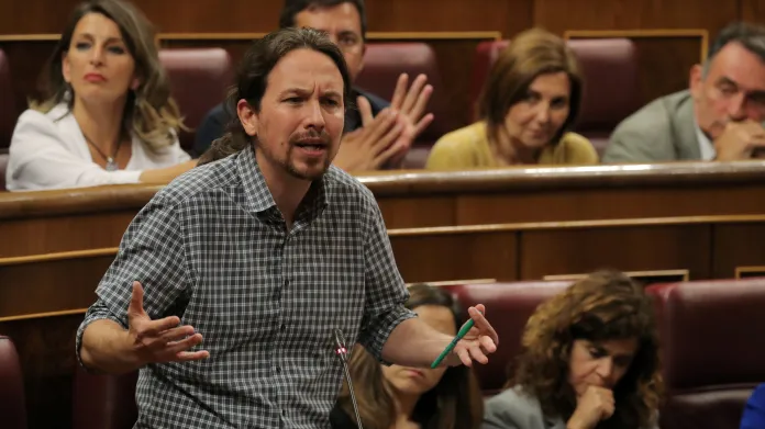 Pablo Iglesias ze strany Podemos při projevu v parlamentu
