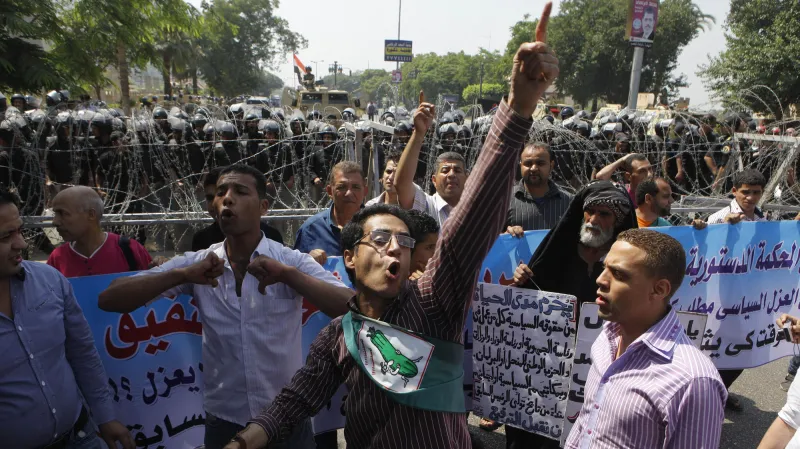 Protesty proti Šafíkovi před soudem